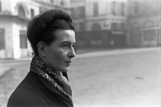 Simone de Beauvoir por Henri Cartier-Bresson, Paris, França, 1945.  © Henri Cartier-Bresson/Magnum Fotos