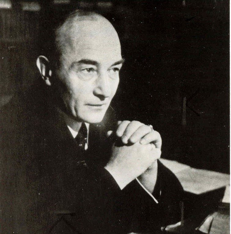 A balck and white photographic portrait of author Robert Musil