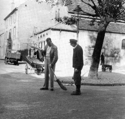 Jacques Tati and André Dino on the set of “Mon Oncle” (1958). Unknown photographer.