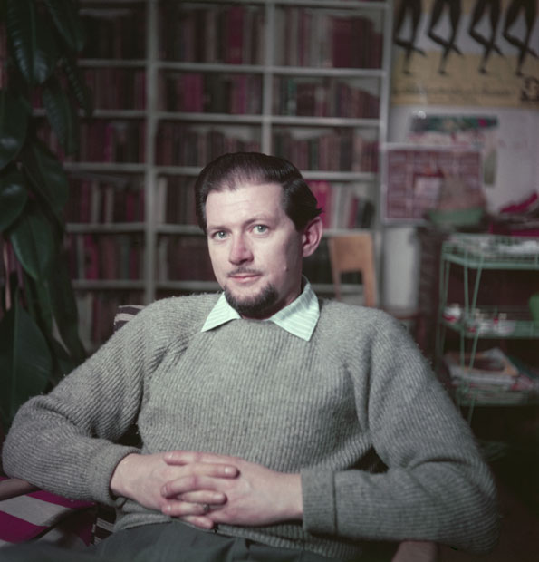 English cartoonist and illustrator Ronald Searle, 1956. (Photo by Baron/Hulton Archive/Getty Images)