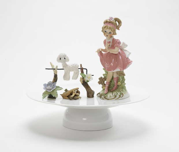 “Mary had a little lamb” by Barnaby Barford, from the ‘Private Lives’ series, bone china, porcelain, metal, enamel paint, H 27 cm x diameter 29 cm, 2007. © Barnaby Barford.