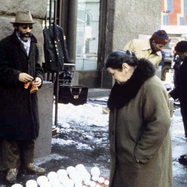 Lady looking at David Hammons selling snow balls in New York, 1983. Photo by Dawoud Bey. Image retrieved from Shadow Vue.